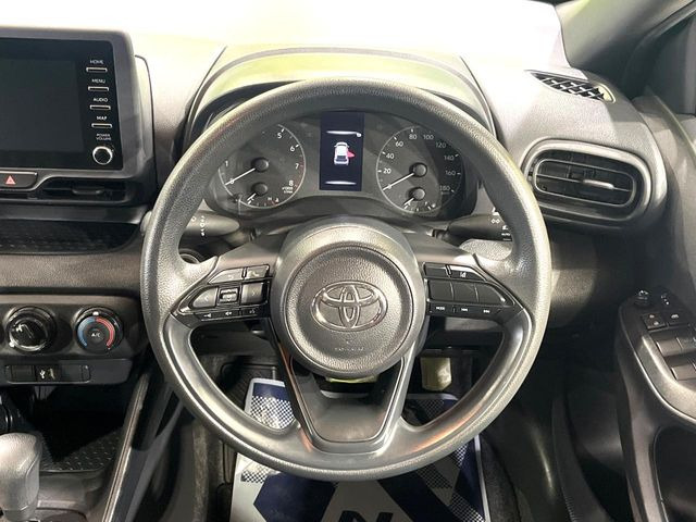 �C���e���A�ɍ��킹���f�U�C���̃X�e�A�����O�́A�^�]�������̂��Ƃ��l���A�^�]���₷���`��A�傫���ł��B�����x�A���ۂɐG���Ă��m���߂��������B