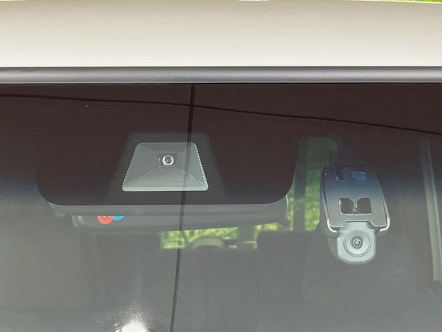 【ホンダセンシング】走行中に前方の車両等を認識し、衝突しそうな時は警報とブレーキで衝突回避と被害軽減をアシスト。より安全にドライブをお楽しみいただけます。