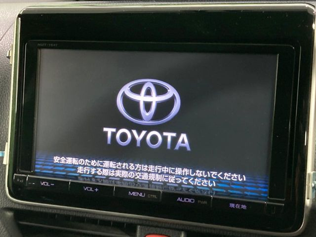 【大画面ナビ】人気の大型9インチナビを装備。存在感のある大画面はインパクト大!ナビ利用時のマップ表示は見やすく、テレビやDVDは臨場感がアップ!いつものドライブがグッと楽しくなります♪