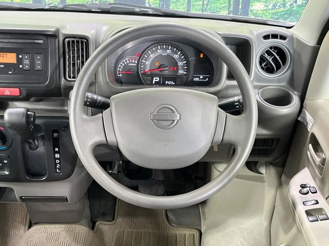 �C���e���A�ɍ��킹���f�U�C���̃X�e�A�����O�́A�^�]�������̂��Ƃ��l���A�^�]���₷���`��A�傫���ł��B�����x�A���ۂɐG���Ă��m���߂��������B