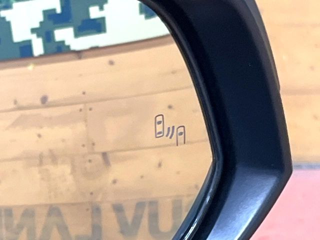 【ブラインドスポットモニター】走行中、ドアミラーの死角になりやすい箇所に後続車が接近するとサイドミラーのレンズに警告を表示!ドライバーに注意喚起をしてくれます。