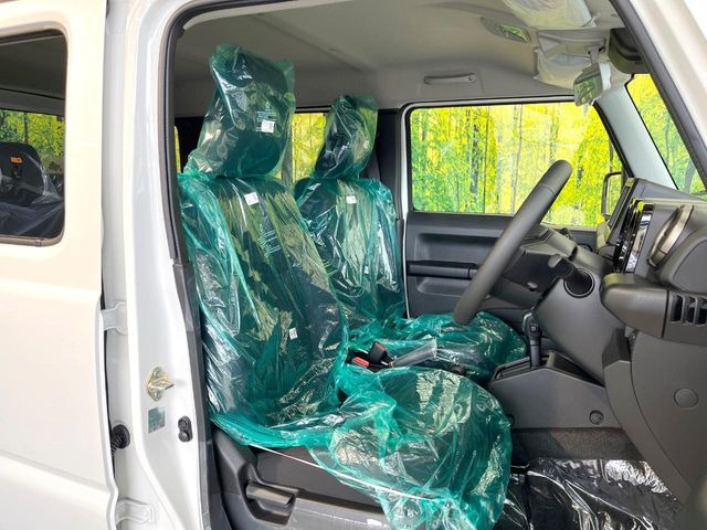 運転席シート廻りは使用感も少なく、良好な状態となっています。前オーナー様が丁寧に使っていたことがよくわかりますね。