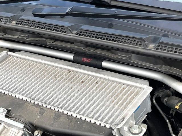 【STIタワーバー】お車の剛性を高めるタワーバーを装備。よりスムーズなコーナリング走行が可能となり、走りも楽しめます。