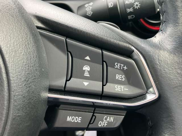 レーダークルーズコントロール!追従式のクルコンです!高速道路走行時アクセル操作なく設定の速度をキープ前に車がいればその車に合わせて速度調整してくれます!