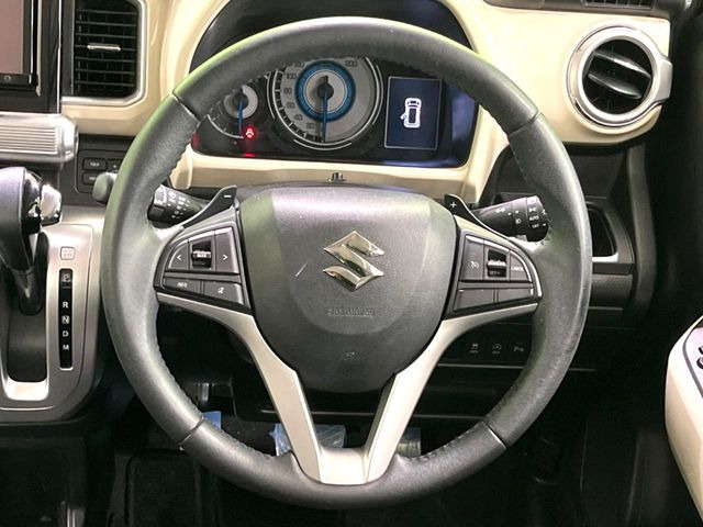 �C���e���A�ɍ��킹���f�U�C���̃X�e�A�����O�́A�^�]�������̂��Ƃ��l���A�^�]���₷���`��A�傫���ł��B�����x�A���ۂɐG���Ă��m���߂��������B