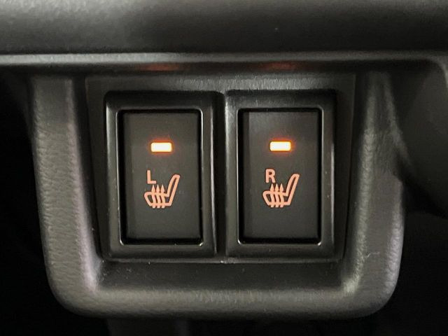 【シートヒーター】寒い日に重宝するシートヒーター!エアコンより早く温まってくれるので寒がりの人も安心ですね♪エアコンの温風は乾燥するから苦手、という方にもをおすすめです。