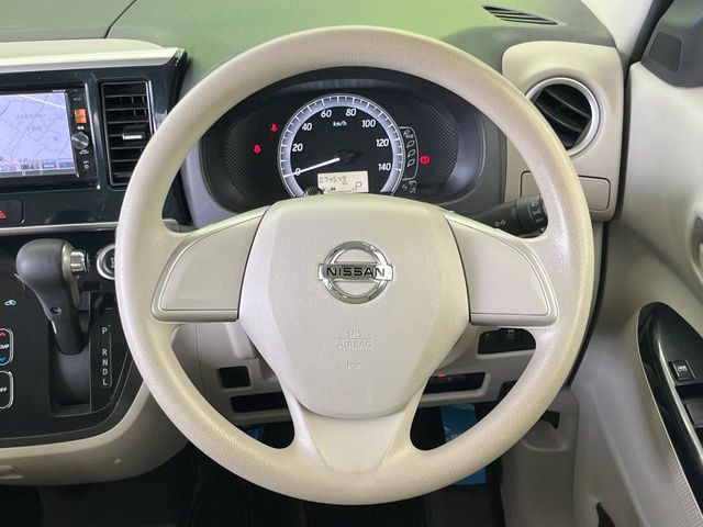 インテリアに合わせたデザインのステアリングは、運転される方のことも考え、運転しやすい形状、大きさです。是非一度、実際に触ってお確かめください。