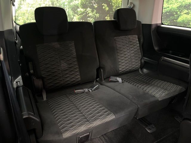 3列目シートはもちろん状態良好☆大人でもゆったりと座って頂けますので、大人数でのお出かけもラクラクです♪ご家族で、気の知れた仲間で、ドライブに行くのが楽しみですね♪