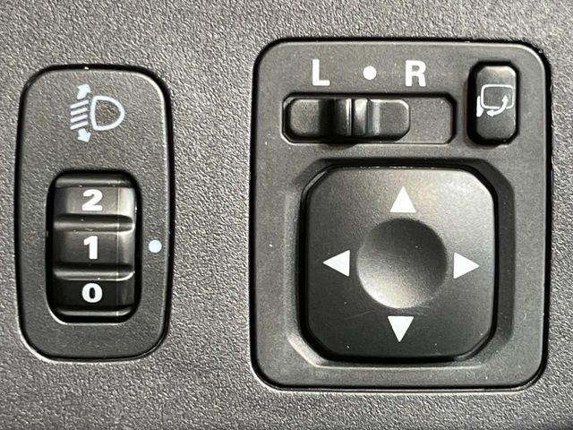 【電動格納ミラー】サイドミラーは電動格納式となっており、狭い駐車場でもキズがつくリスクを抑えられます。