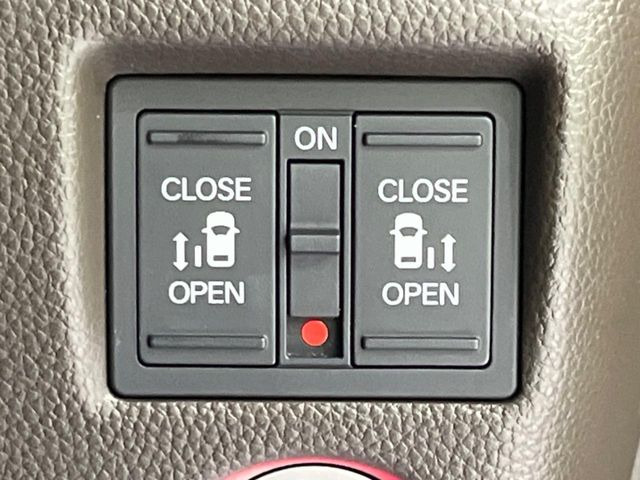 【両側パワースライドドア】スマートキーや運転席のスイッチで後席両側スライドドアの開閉が可能♪電動だから力を入れてドアを開ける必要が無く、小さなお子様でも簡単に開け閉めでき快適です♪