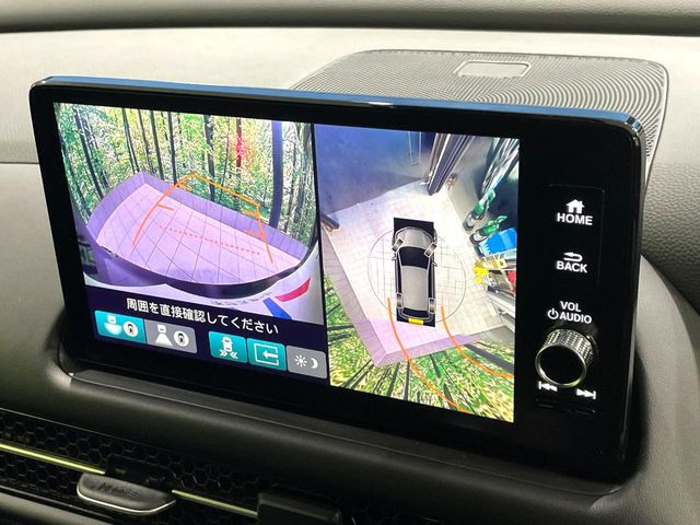 【マルチビューカメラシステム】専用のカメラにより、上から見下ろしたような視点で360度クルマの周囲を確認することができます☆死角部分も確認しやすく、狭い場所での切り返しや駐車もスムーズに行えます。