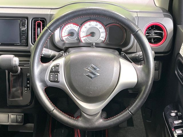 インテリアに合わせたデザインのステアリングは、運転される方のことも考え、運転しやすい形状、大きさです。是非一度、実際に触ってお確かめください。