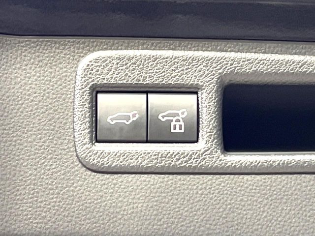 【パワーバックドア】スマートキーや運転席のボタンを押すだけでリアゲートが自動で開閉します!荷物を持っている時や、高い位置にあるバックドアを閉める際に便利な機能です♪