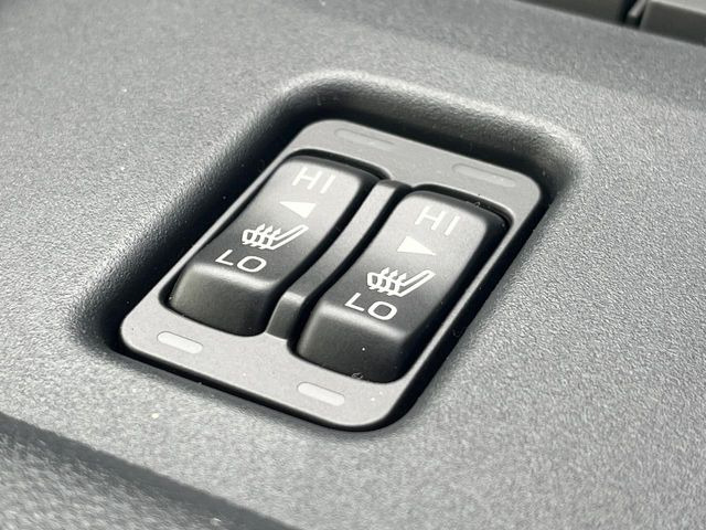 【シートヒーター】寒い日に重宝するシートヒーター!エアコンより早く温まってくれるので寒がりの人も安心ですね♪エアコンの温風は乾燥するから苦手、という方にもをおすすめです。