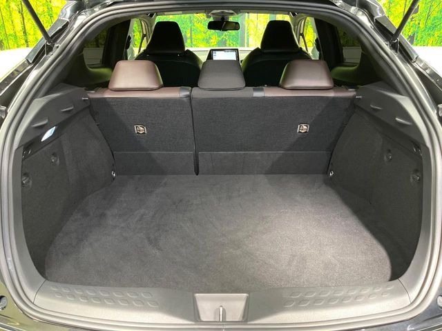 積み下ろしのしやすいデッキにはたっぷりと荷物を積み込んでいただけます。遊びから仕事まで、様々なシーンで頼れます♪