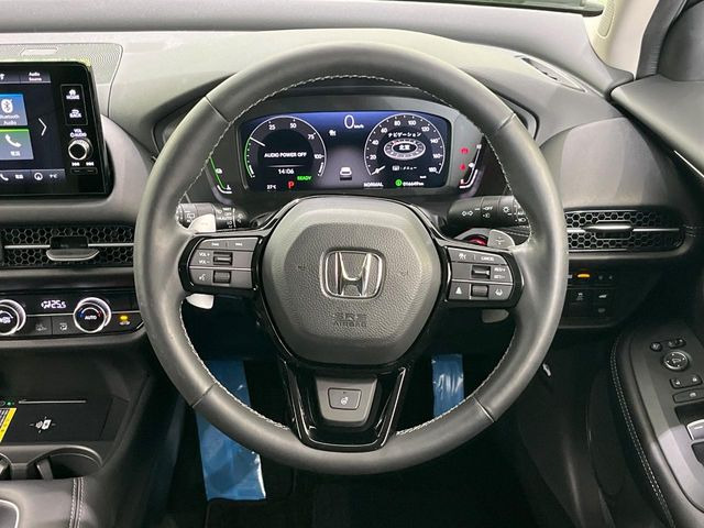 �C���e���A�ɍ��킹���f�U�C���̃X�e�A�����O�́A�^�]�������̂��Ƃ��l���A�^�]���₷���`��A�傫���ł��B�����x�A���ۂɐG���Ă��m���߂��������B