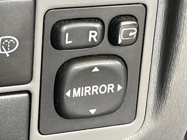 【電動格納ミラー】サイドミラーは電動格納式となっており、狭い駐車場でもキズがつくリスクを抑えられます。