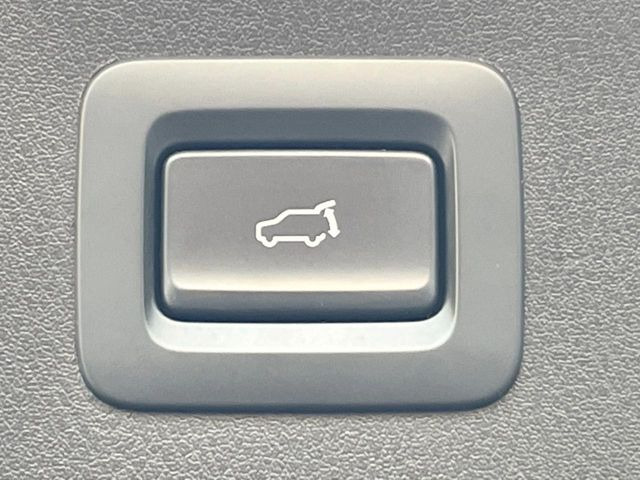 【パワーバックドア】スマートキーや運転席のボタンを押すだけでリアゲートが自動で開閉します!荷物を持っている時や、高い位置にあるバックドアを閉める際に便利な機能です♪