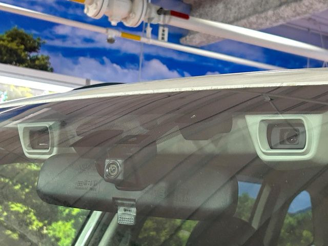 【アイサイトVer3】前方の車両等を検知し、衝突しそうな時は警報で注意を促し、ブレーキを踏む力をサポート。ブレーキを踏めなかった場合は衝突被害軽減ブレーキが作動、衝突回避をサポートします。