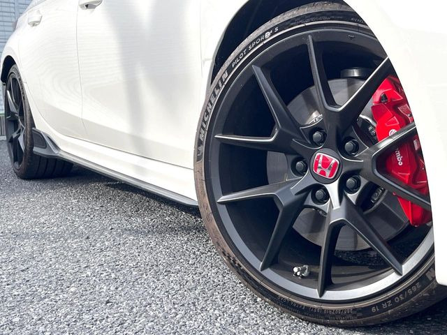�y�����A���~�z�C�[���z�O�ςɃ}�b�`���������A���~�z�C�[���𑕒����Ă���܂��B�e��ЊO�A���~�z�C�[����A�X�^�b�h���X�^�C�����戵�����Ă���܂��B���񂲑��k����������