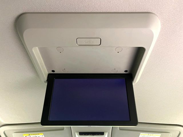 【フリップダウンモニター】大画面モニターで後席でもエンタメをお楽しみいただけます。小さなお子様にも大人気の装備です♪