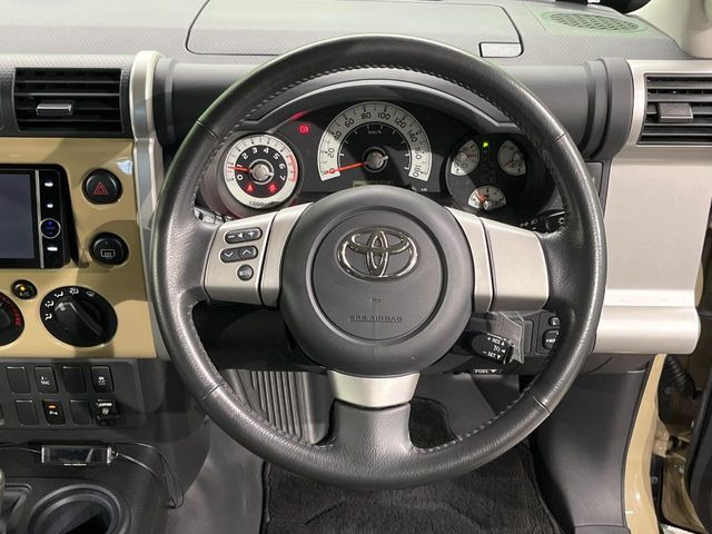 �C���e���A�ɍ��킹���f�U�C���̃X�e�A�����O�́A�^�]�������̂��Ƃ��l���A�^�]���₷���`��A�傫���ł��B�����x�A���ۂɐG���Ă��m���߂��������B