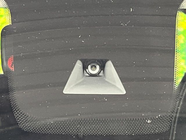 【三菱e-Assist】走行中に前方の車両等を認識し、衝突しそうな時は警報とブレーキで衝突回避と被害軽減をアシスト。より安全にドライブをお楽しみいただけます。