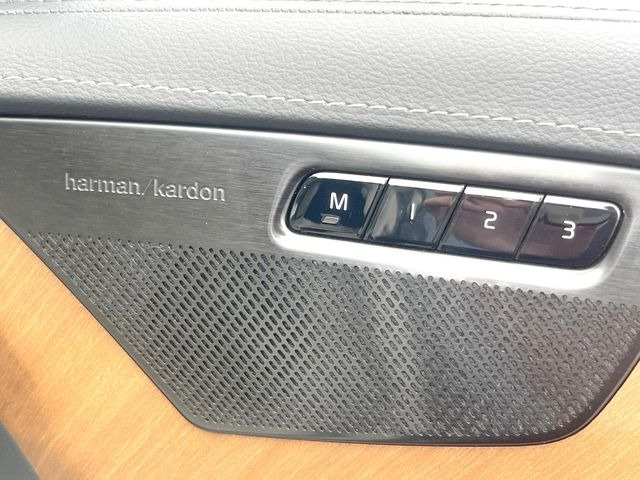 ●harman/kardonサウンドシステム:オーディオ専門メーカーが手掛けるプレミアムスピーカーを装備。多数のスピーカーから、音の粒立ちまで分かる高品質な音楽をお楽しみいただけます。