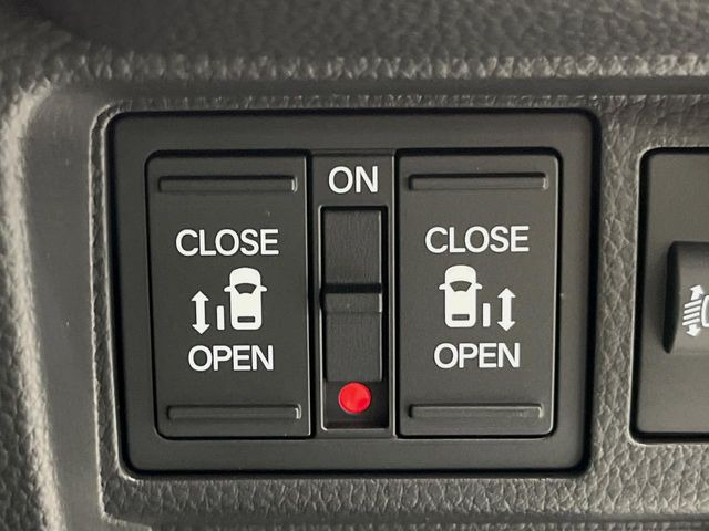 【両側パワースライドドア】スマートキーや運転席のスイッチで後席両側スライドドアの開閉が可能♪電動だから力を入れてドアを開ける必要が無く、小さなお子様でも簡単に開け閉めでき快適です♪