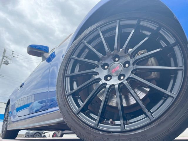 �ySTI18�C���`�A���~�z�C�[���z�O�ςɃ}�b�`�����A���~�z�C�[���𑕒����Ă���܂��B�e��A���~�z�C�[�����戵�����Ă���܂��B���񂲑��k����������