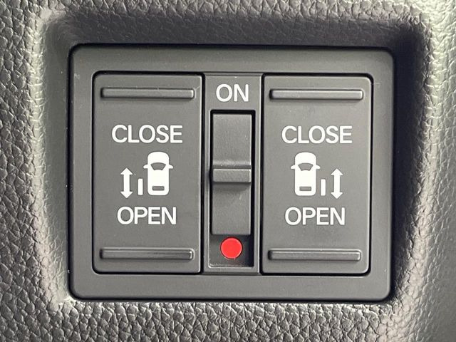 【両側パワースライドドア】スマートキーや運転席のスイッチで後席両側スライドドアの開閉が可能♪電動だから力を入れてドアを開ける必要が無く、小さなお子様でも簡単に開け閉めでき快適です♪