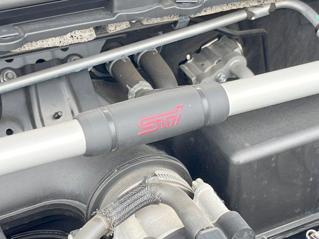 【STIタワーバー】お車の剛性を高めるタワーバーを装備。よりスムーズなコーナリング走行が可能となり、走りも楽しめます。