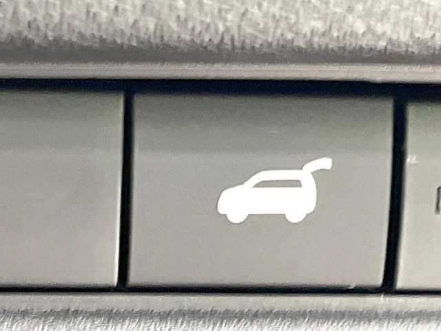 【パワーバックドア】スマートキーや運転席のボタンを押すだけでリアゲートが自動で開閉します!荷物を持っている時や、高い位置にあるバックドアを閉める際に便利な機能です♪