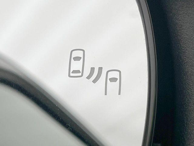 【ブラインドスポットモニター】走行中、ドアミラーの死角になりやすい箇所に後続車が接近するとサイドミラーのレンズに警告を表示!ドライバーに注意喚起をしてくれます。