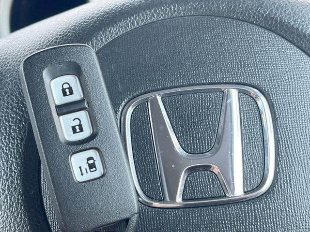 【Hondaスマートキー】カバンやポケットに入れたままでもドアの施錠・解錠が可能なスマートキーを装備。エンジンのオン・オフ時もカギを取り出す必要が無いからとっても便利です♪