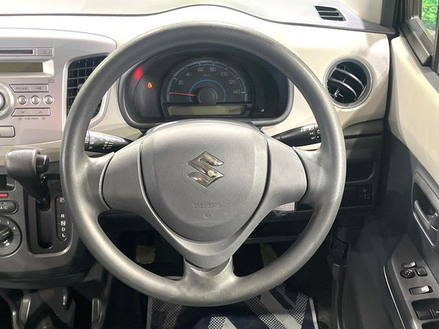 �C���e���A�ɍ��킹���f�U�C���̃X�e�A�����O�́A�^�]�������̂��Ƃ��l���A�^�]���₷���`��A�傫���ł��B�����x�A���ۂɐG���Ă��m���߂��������B
