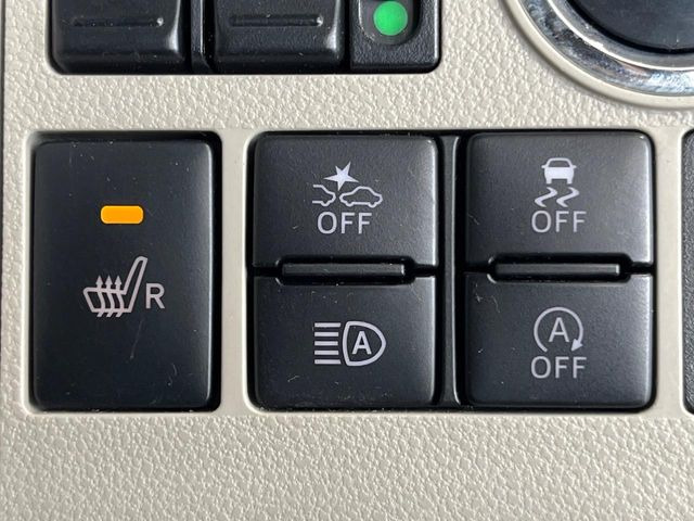【シートヒーター】寒い日に重宝するシートヒーター!エアコンより早く温まってくれるので寒がりの人も安心ですね♪エアコンの温風は乾燥するから苦手、という方にもをおすすめです。