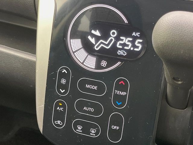 【オートエアコン】一度お好みの温度に設定すれば、車内の温度を検知し風量や温度を自動で調整。暑い&hellip;寒い&hellip;と何度もスイッチ操作をする必要はありません。快適な車内空間には必須の機能ですね♪