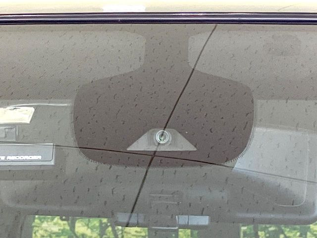 【エマージェンシーブレーキ】走行中に前方の車両等を認識し、衝突しそうな時は警報とブレーキで衝突回避と被害軽減をアシスト。より安全にドライブをお楽しみいただけます。