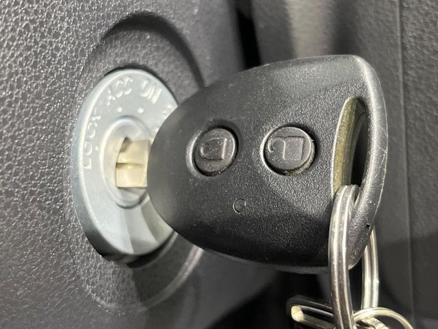 【キーレス】少し離れた場所からでもボタン一つでドアの開錠・施錠ができるのでとっても便利!ドアの鍵穴周りに傷をつけることもありません♪