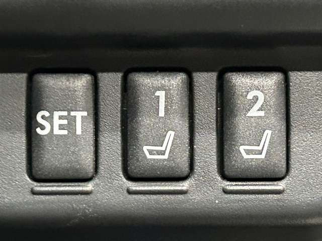 【運転席ポジションメモリー付パワーシート】ワンタッチで記憶させていたシートの前後・リクライニングはもちろん、シートリフターも備えます☆快適なドライブをお楽しみ下さい♪