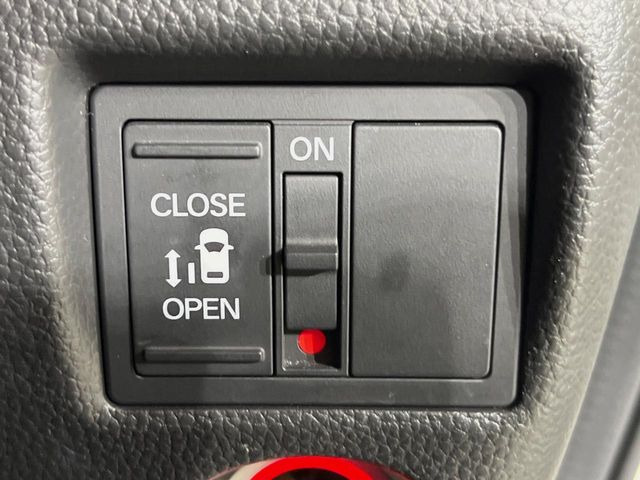 【パワースライドドア】スマートキーや運転席のスイッチでスライドドアの開閉が可能♪電動だから力を入れてドアを開ける必要が無く、小さいお子様でも、重い荷物を持っている時もラクに開け閉めできます♪