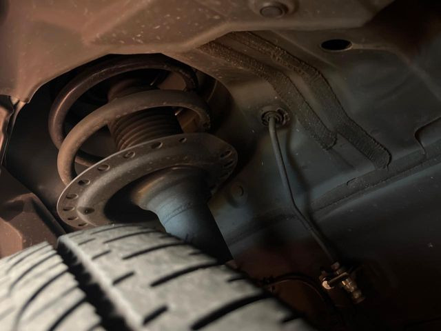 お車を安心してお乗りいただく為には、足回りの定期点検が欠かせません。サービスサポート(有償保証)では無料点検もご提供しており、安心のカーライフをお過ごしいただけるサポート体制が整っています。