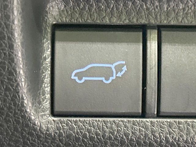 【パワーバックドア】スマートキーや運転席のボタンを押すだけでリアゲートが自動で開閉します!荷物を持っている時や、高い位置にあるバックドアを閉める際に便利な機能です♪