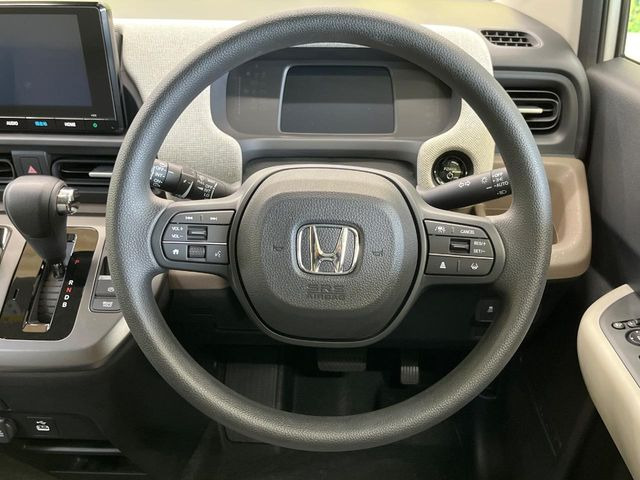 �y�z���_�Z���V���O�z���s���ɑO���̎ԗ�����F�����A�Փ˂������Ȏ��͌x��ƃu���[�L�ŏՓˉ���Ɣ�Q�y�����A�V�X�g�B�����S�Ƀh���C�u�����y���݂��������܂��B