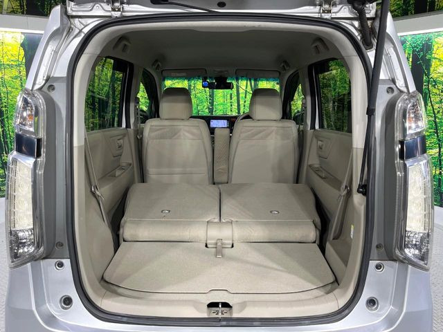 普段のお買い物や通勤、送迎等に十分な荷室スペースを確保しております。セカンドシートを倒すと、大きな荷物の積載も可能です♪