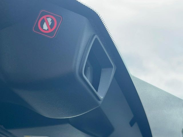 【アイサイト】前方の車両等を検知し、衝突しそうな時は警報で注意を促し、ブレーキを踏む力をサポート。ブレーキを踏めなかった場合は衝突被害軽減ブレーキが作動、衝突回避をサポートします。