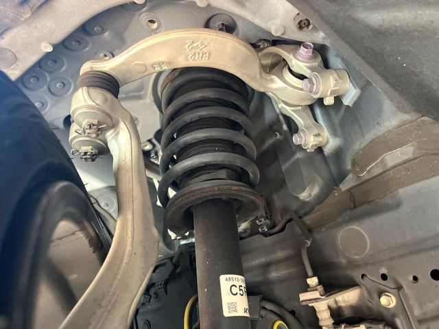 お車を安心してお乗りいただく為には、足回りの定期点検が欠かせません。サービスサポート(有償保証)では無料点検もご提供しており、安心のカーライフをお過ごしいただけるサポート体制が整っています。