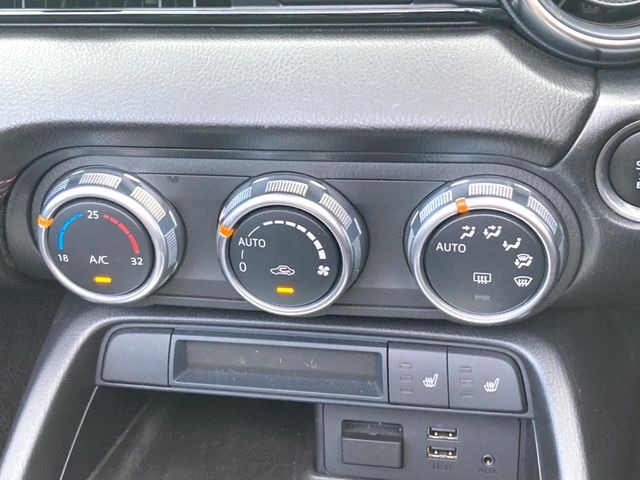 【オートエアコン】一度お好みの温度に設定すれば、車内の温度を検知し風量や温度を自動で調整。暑い&hellip;寒い&hellip;と何度もスイッチ操作をする必要はありません。快適な車内空間には必須の機能ですね♪