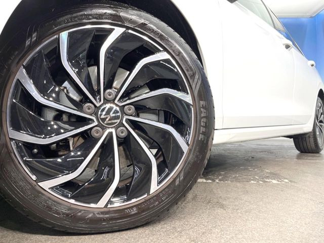 ●純正17インチアルミホイール:輸入車ならではの卓越した走りを支えるホイールと足回りです!日本車の走りに慣れている方にもぜひ体感して頂きたいほど、高いレベルでまとまっています!